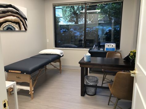 Physiotherapy Office Design, Tattoo Room Studio, Physical Therapy Office, Chiropractic Office Design, Tattoo Studio Interior, Consulting Room, Esthetician Room Decor, Medical Office Decor, Medical Office Design