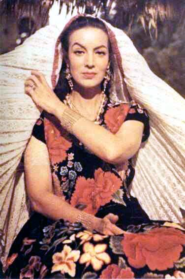 Maria Felix con vestido de tehuana, oaxaca. Mexico. Yves Montand, Jean Gabin, Mexican Actress, Mexican Fashion, Mexico Culture, Mexican Women, Traditional Mexican, Mexican Dresses, Princesa Diana