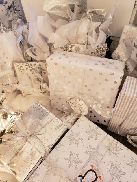 White Christmas Aethstetic, Gifts Christmas Aesthetic, White Christmas Presents, Baddie Outfits Fall, White Christmas Aesthetic, Lots Of Presents, Chicago Life, Cute Gift Wrapping Ideas, Wallpaper Widget