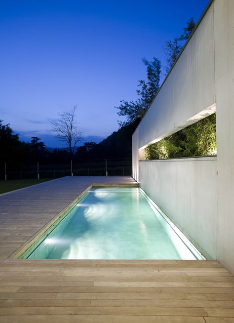 Here's another example of a modern home with a modern pool.  It's a dead simple design.  The modern effect is enhanced jutting the pool up against a high wall surrounded by a wood deck on three sides. Backyard Swimming Pool Ideas, Swimming Pool Ideas, Backyard Swimming Pool, Piscina Interior, Modern Pool, Pool Landscape Design, Pool Waterfall, Modern Pools, Pool Light