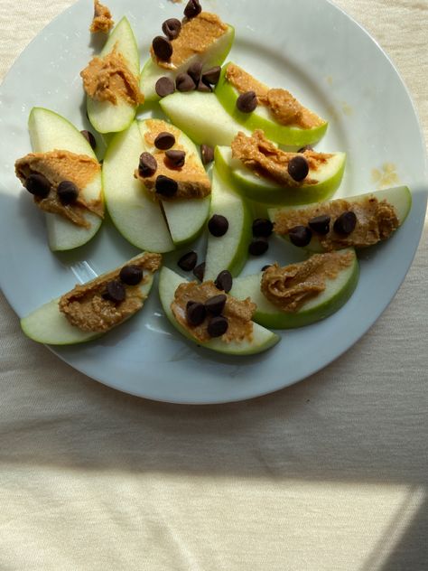 snack idea, healthy foods, apples and peanut butter, chocolate chips food Apples With Peanut Butter And Chocolate, Easy Healthy School Snacks, Apple Snack Ideas, Apple Peanut Butter Snack, Clean Food Snacks, Reading Snacks, Healthy Study Snacks, Afterschool Snacks, Apples And Peanut Butter