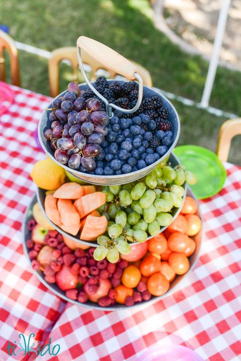 A gorgeous way to serve fruit at your next summer party Fruit Tray Ideas, Twotti Fruity, Pizza Fruit, Deco Fruit, Fruit Centerpieces, Pony Birthday Party, My Little Pony Birthday Party, Fruit Birthday, Little Pony Birthday Party