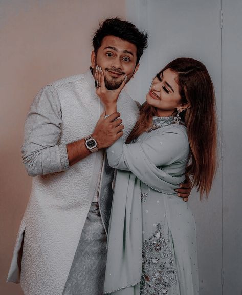 Bride Pose With Brothers, Rakshabandhan Poses With Sister, Raksha Bandhan Poses With Brother, Selfie Poses With Brother, Rakshabandhan Poses With Brother, Rakshabandhan Poses, Rakshabandhan Photoshoot, Rakhi Poses, Bro Poses