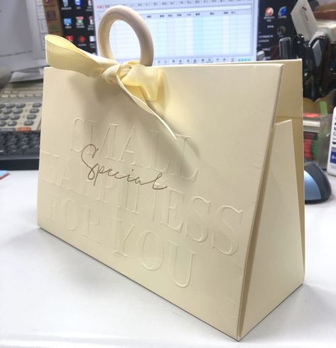 Packaging Ideas For Handbags, Luxury Paper Bag Packaging, Box Bag Packaging, Luxury Box Design, Luxury Paper Bag, Luxury Box Packaging, Jewelry Packaging Design, Paper Bag Design, Luxury Packaging Design