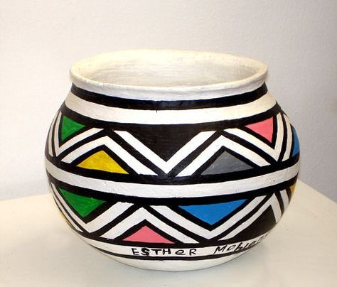 Painted clay pot - Esther Mahlangu Clay Pot Designs, Ndebele Art, Esther Mahlangu, African Pottery, Plant Pot Design, Flower Pot Art, Painted Pots Diy, Painted Plant Pots, African Crafts