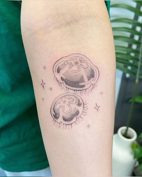 Jellyfish tattoo #tattoo #art #jellyfish #tattooed Ponyo Jellyfish Tattoo, Cute Jellyfish Tattoo, Moon Jellyfish Tattoo, Small Jellyfish Tattoo, Squirtle Tattoo, Trend Tattoos, Doodle Tattoos, Tattoo Jellyfish, Flash Designs