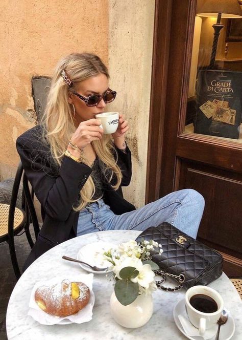 Look Short Jeans, Cooler Style, Parisienne Chic, Capsule Wardrobe Essentials, Brunch Time, Jeanne Damas, Outfit Chic, Paris Mode, Drinking Coffee