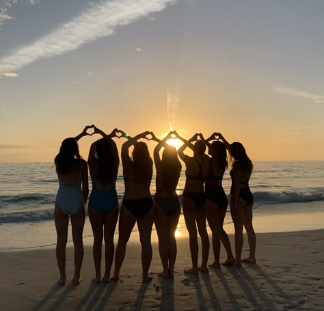 Cool Group Photos Friends, Photos To Recreate With Friend Group, Pics For 5 Friends, Hawaii Group Pictures, Group Photo Poses Beach, Group Photo Beach Ideas, Pictures To Take With Your Friend Group, Pictures To Take On Holiday, Cute Group Picture Poses