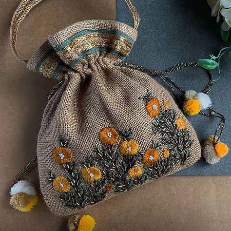 Potlis Bags, Jute Bags Design, Embroidery Purse, Crochet Free Patterns, Bags Patterns, Baby Cardigan Pattern, Crochet Purse Pattern Free, Free Crochet Bag, Pumpkin Patch Outfit