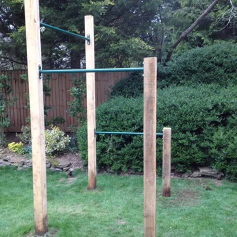 DIY 3 pull up bar outdoor Outdoor Pull Up Bar, Diy Pull Up Bar, Backyard Gym, Home Gym Garage, Diy Home Gym, Diy Gym, Bar Plans, Bar Outdoor, Reformer Pilates