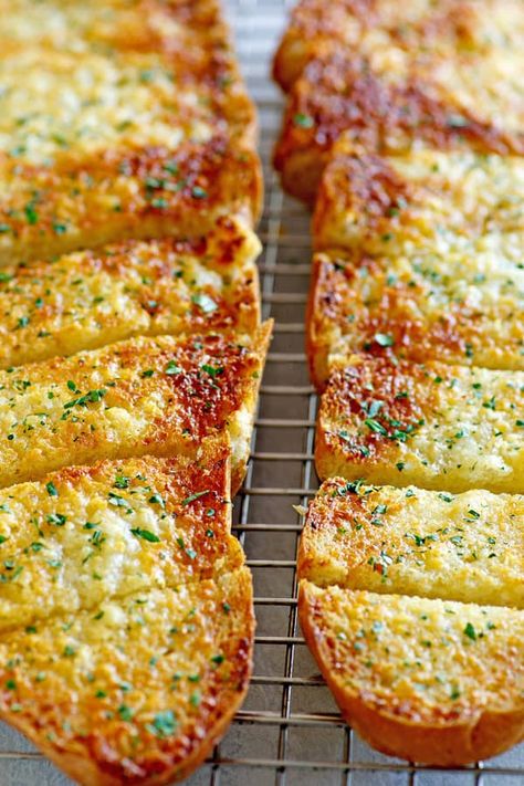 Cheesy Garlic Bread Recipe, Parmesan Bread, Homemade Garlic Bread, Garlic Cheese Bread, Rasa Malaysia, Garlic Bread Recipe, Bread Easy, Cheesy Garlic Bread, French Bread