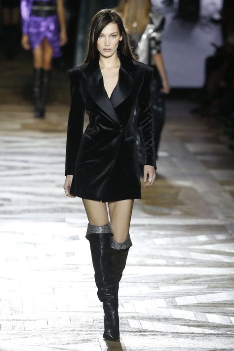 Bella Hadid Walking the Redemption Show at Paris Fashion Week Autumn/Winter 2019/2020 Bella Hadid Runway, Milan Men's Fashion Week, Concert Dresses, Fashion Walk, 2019 Runway, Looks Country, Bella Hadid Outfits, Versace Fashion, Hadid Style