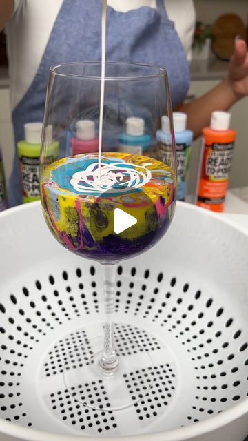 What To Do With Canvas Diy Ideas, Pour Paint Projects, Pour Over Painting, Resin Artwork Ideas, Painting Ideas On Canvas Body Art, Christmas Paint Pour, Art With Bubbles, Paint Pouring Ideas, Liquid Acrylic Paint Pouring Art