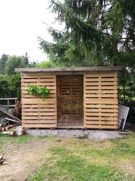 Pallet Firewood Shed, Pallet Projects Outdoor, Pallet Sheds, Pallet Shed Plans, Easy Shed, Pallet Building, Build A Shed, Shed Building, Pallet Shed