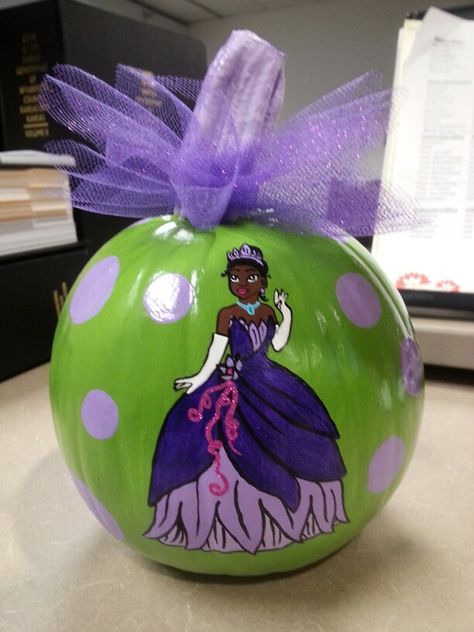 Disney Princess Tiana Painted Pumpkin Glitter Halloween 2013 Princess & The Frog Princess And The Frog Pumpkin, Frog Pumpkin, 2nd Grade Crafts, Paint Pumpkins, Pumpkin Paint, Creative Pumpkin Decorating, Glitter Halloween, Pumpkin Decorating Contest, Giant Bomb