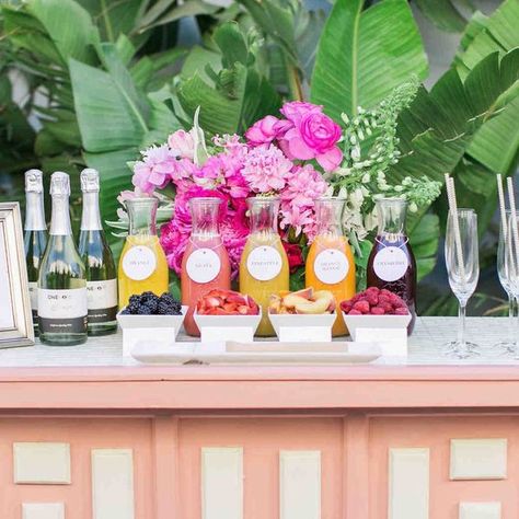 Fun Wedding Trends, Unique Bridal Shower Themes, Bridal Shower Drinks, Bohemian Bridal Shower, Drink Display, Bridal Shower Inspiration, Unique Bridal Shower, Bridal Shower Diy, Mimosa Bar