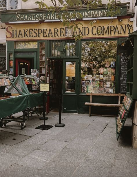 Shakespeare And Company Paris Aesthetic, Shakespeare Theatre Aesthetic, Shakespeare And Company Aesthetic, Shakespeare Books Aesthetic, Shakespearean Aesthetic, Aesthetic Shakespeare, Refreshing Pictures, Britain Aesthetic, Kate Aesthetic