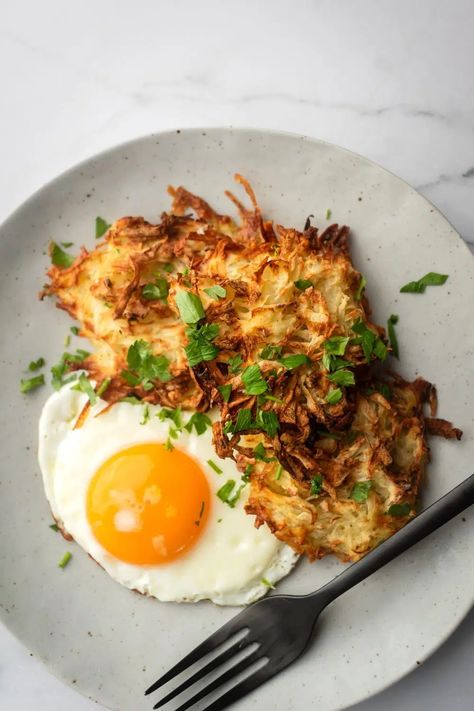 Fried Hashbrowns, Hashbrowns In Air Fryer, Healthy Hashbrowns, Easy Hashbrown Recipes, Easy Hashbrowns, Brunch Sides, Homemade Hashbrowns, Brown Recipe, Breakfast Hashbrowns