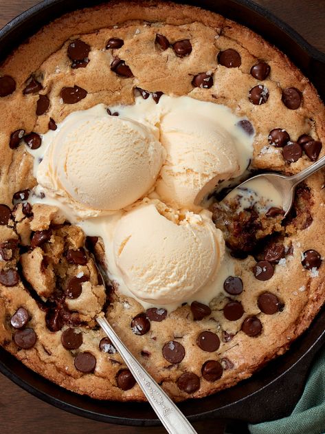 An ooey-gooey, super chocolate-y chocolate chip skillet cookie – for when you’re craving chocolate chip cookies but don’t want to wait. This easy recipe requires no chilling or scooping, and is perfect for sharing. Dairy-free and gluten-free friendly. - Recipe from forkknifeswoon.com Skillet Cookies, Cookie Skillet Recipe, Cookie Skillet, Chocolate Chip Skillet Cookie, Chocolate Chip Skillet Cookie Easy, Skillet Chocolate Chip Cookie Cast Iron, Skillet Peanut Butter Chocolate Chip Cookie, Oatmeal Chocolate Chip Skillet Cookie, Giant Chocolate Chip Cookie Cast Iron Skillet