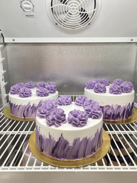 Pretty Ube 😍 - Carren’s Cakes & Pastries Ube Cake Design Ideas, Ube Cake Design, Lilac Cake Ideas, Bento Cake Simple, Purple Cake Design, Mini Cake Designs, Ube Dessert Recipe, Lilac Cake, Simple Cake Design