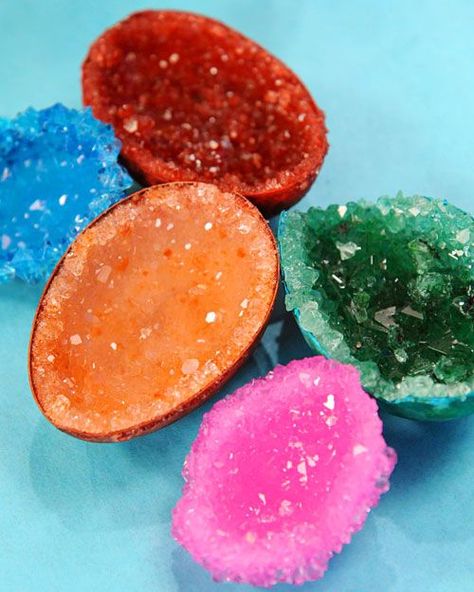 Make crystal geodes out of alum powder, eggshells, and glue. | 24 Kids’ Science Experiments That Adults Can Enjoy, Too Egg Geodes, Vetenskapliga Experiment, Grow Your Own Crystals, Growing Crystals, Kid Science, At Home Science Experiments, Crystal Egg, Cool Science Experiments, Science Experiments Kids