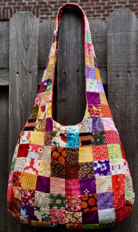 Hand Sewn Bags Ideas, Handmade Bag Ideas, Fabric Bags Handmade Handbags, Scrap Fabric Bag, Patchwork Bags Patterns Free, Fabric Bags Pattern Free, Hobo Bag Tutorials, Fabric Bag Design, Boho Bag Pattern