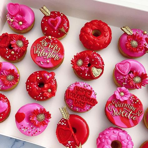 Nana Sprinkles Bakeshop on Instagram: "Valentine’s minidonuts in classic pink and red. It’s the only time I enjoy that combo of colours for some reason…..love it for Valentine’s Day only. Am I the only one??? #valentinesgift #valentineday #valentines #bemine #bemyvalentine #valentinetreats #valentinestreats #valentinegift #valentinegiftideas #yummydonuts #bakeddonuts #cakedonuts #homemadedonuts #tooprettytoeat #donuts #valentinedonuts #londonont #ldnont #londonontario #bakingfun #valentinesba Valentines Day Doughnut, Donut Valentine Ideas, Valentine’s Day Donut Ideas, Mini Donuts Valentines Day, Valentines Mini Donuts Ideas, Valentine Donut Ideas, Valentine Bakes, Valentines Donut, Donut Valentine