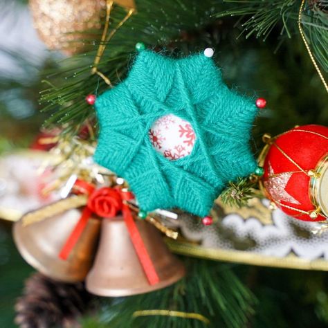 Vintage Style Yarn Woven Star Christmas Ornament - DIY & Crafts Diy Yarn Ornaments, Yarn Christmas Tree, Easy Weaving, Yarns Ornaments, Stick Christmas Tree, Ornament Party, Diy Christmas Tree Topper, Holiday Scrapbook, Christmas Star Decorations