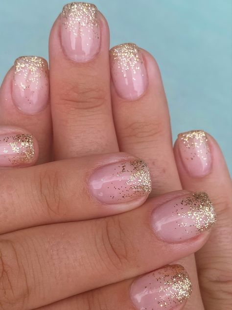 Gold ombré gel dip nails Gold Glitter Ombre Nails Short, Gold Gel Manicure Ideas, Dip Gold Nails, Acrylic Nail Wedding Designs, Gold Powder Dip Nails, Natural Nails With Gold Glitter, Gold Sparkle Gel Nails, Gel Nails Glitter Ombre, Pink And Gold Tip Nails