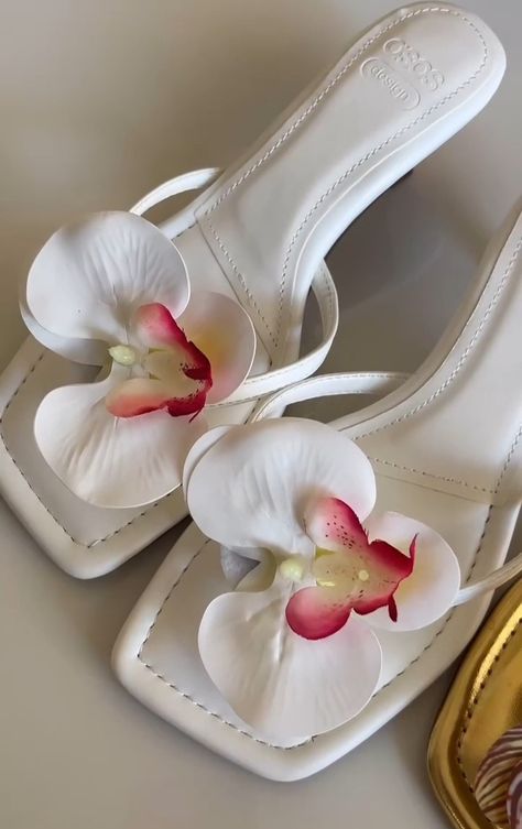 Heels With Flowers, Flowers Shoes, Shoes Flowers, Fashion Coquette, Flower Heels, Fancy Heels, Flower Shoes, Fancy Shoes, Flowers White