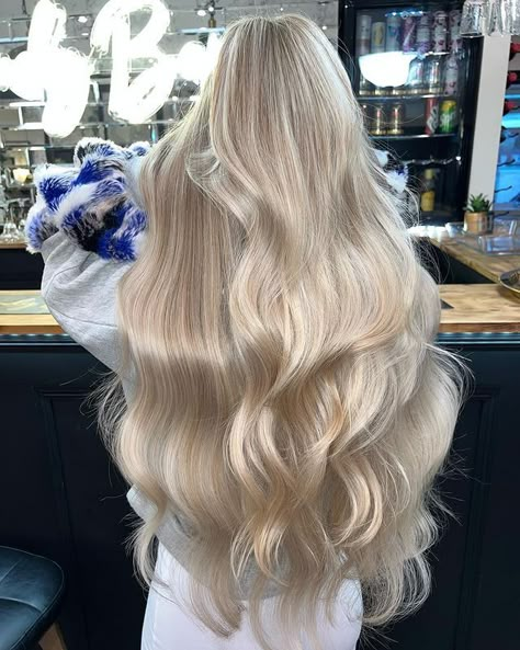 Light Blonde Long Hair, Long Blonde Hair Inspiration, Cute Hair Colors For Blondes, Platinum Long Hair, Long Light Blonde Hair, Pearl White Hair, Blonde Bombshell Hair, Long Platinum Blonde Hair, Barbie Blonde Hair