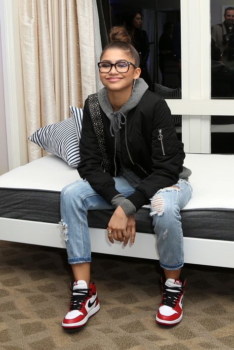 Jordan Outfits Womens, Mode Zendaya, Air Jordan 1 Outfit Women, Air Jordan Outfit, Tomboy Stil, Styling Jordans, Looks Adidas, Looks Hip Hop, Jordan 1 Outfit Women