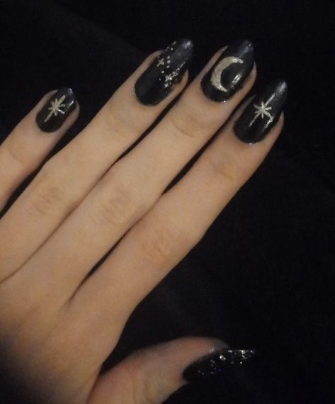 Whimsical Acrylic Nails, Vamp Nails Aesthetic, Goth Glitter Nails, Whimsical Goth Nails, Goth Nail Inspo Short, Whimsigoth Nail Art, Whimsigoth Nails Short, Grunge Halloween Nails, Whimsical Goth Tattoo