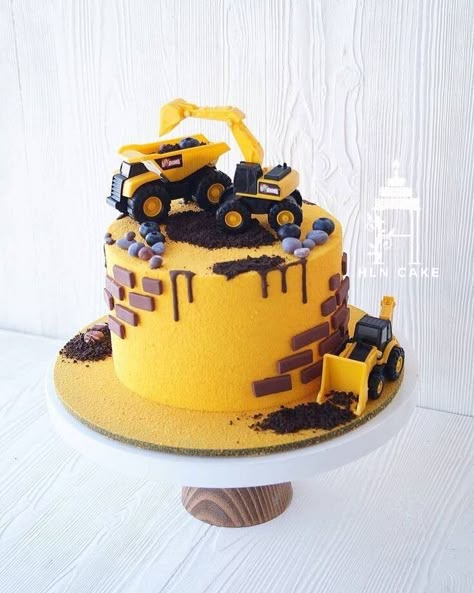 Bager Cake For Boy, Construction Cake For Boys, Trucks Birthday Cake, Construction Birthday Party Cake, Construction Truck Cake, Truck Cake Ideas, Construction Birthday Party Cakes, Digger Birthday Cake, Construction Theme Cake