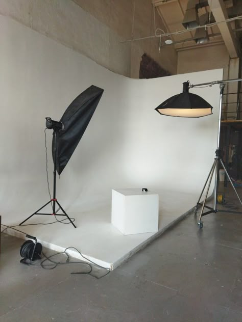 Photo Studio Small Spaces, Photography Studio Interior Design Ideas, Photo Studio Inspiration, Industrial Photography Studio, Small Photo Studio Setup, Studio Set Up Photography, Small Photography Studio Ideas, Photographer Studio Interior, Photo Studio Design Ideas