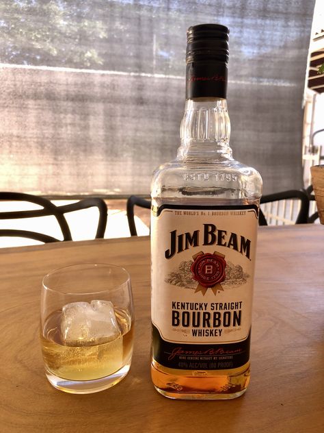 Bourbon Pictures, Glass Of Bourbon, Kentucky Straight Bourbon Whiskey, Jim Beam, Cool Instagram Pictures, Bourbon Whiskey, Instagram Pictures, Tequila, Bourbon