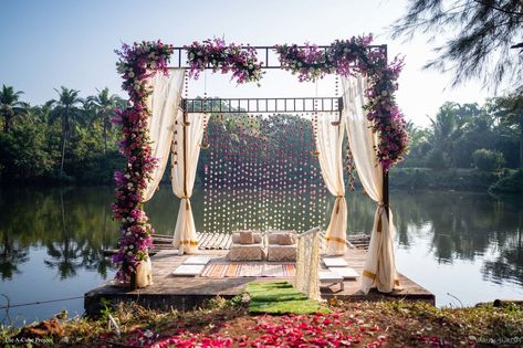 15 Decor Elements At This Wedding That We Fell In Love With Spring Wedding Outfit, Mandap Design, Wedding Setup, Wedding Decoration Ideas, Desi Wedding Decor, Mandap Decor, Wedding Mandap, Indian Wedding Planning, Wedding Planning Websites