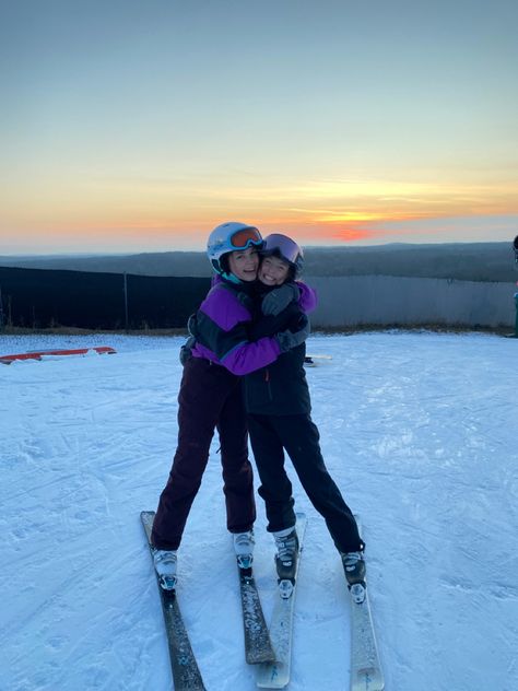 #ski #roomies #skiingoutfit #besties Ski Bestie Pics, Ski Pictures With Friends, Skiing Pictures With Friends, Ski Pictures Instagram, Cute Ski Pictures, Ski Photo Ideas, Ski Pictures Ideas, Skiing With Friends, Skiing Pictures