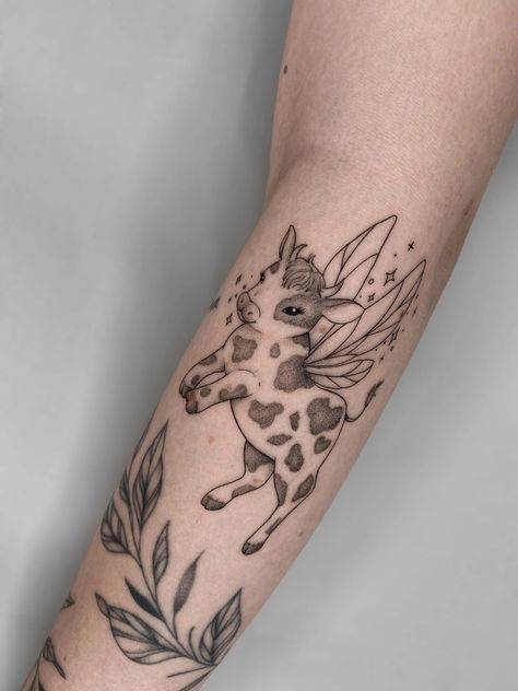 Strawberry Cow Tattoo, Maching Tattoos, Cow Tattoo, Bestie Tattoo, Blackwork Tattoos, Cute Little Tattoos, Stylist Tattoos, Halloween Tattoos, Dream Tattoos