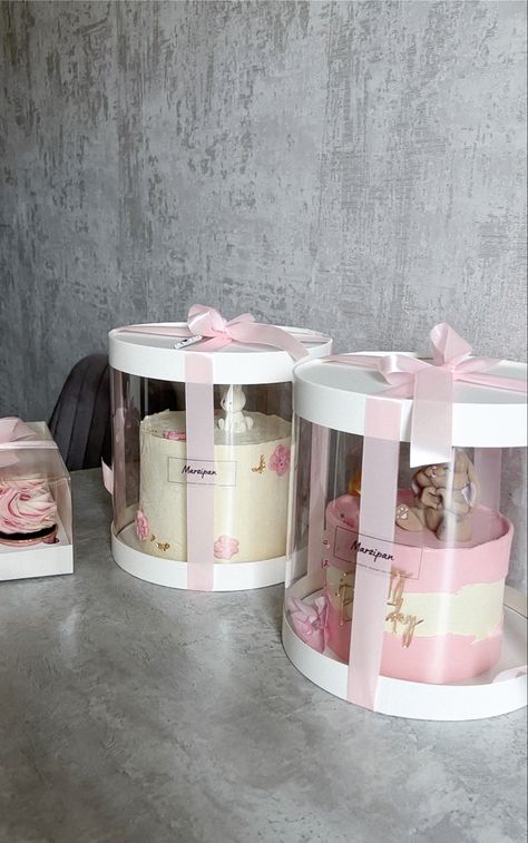 Cake Business Packaging Ideas, Mini Cakes Packaging, Cake Business Plan, Kue Disney, Dessert Packaging Design, Cake Boxes Packaging, Pink Cake Box, Kue Macaroon, Mothers Day Cupcakes