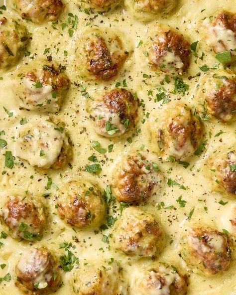 overhead shot of creamy lemon pepper chicken meatballs, topped with herbs. Creamy Garlic Parmesan Sauce, Juicy Turkey, Garlic Parmesan Sauce, Chicken Meatball Recipes, Turkey Meatball Recipe, Lemon Pepper Chicken, Turkey Dishes, Homemade Marinara, Turkey Meatballs