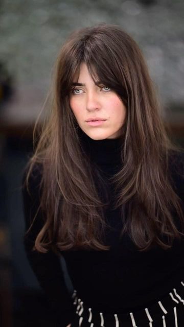 70s Long Bangs, Fringe With Long Layers, Long Layer Hair With Bangs, French Curtain Bangs Long Hair, French Girl Haircut Long, Eastern European Hairstyles, Parisian Hairstyles Medium, Long Chin Hairstyles, Long Hair With Bangs Oval Face