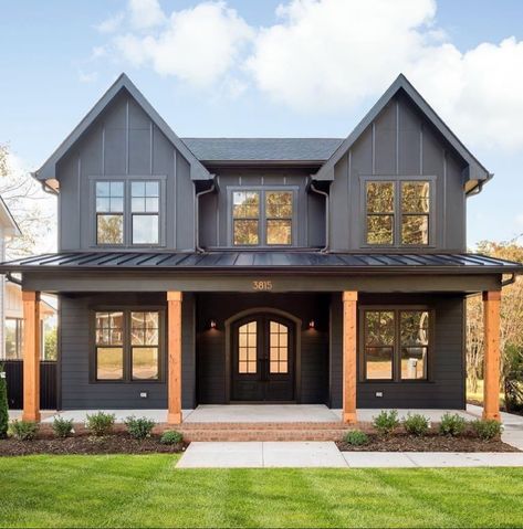 Dark Modern Farmhouse Exterior, Black Farmhouse Exterior, Renovation Facade, Modern Farmhouse Porch, Black Houses, Farmhouse Front Porches, Farmhouse Front, Modern Farmhouse Exterior, Beautiful Farmhouse