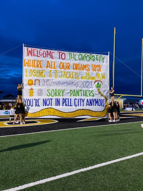 Run Through Signs, Homecoming Banner, Cheer Banners, Club Signs, Football Banners, Spirit Posters, School Spirit Posters, Banners Ideas, Pep Club