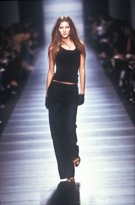 90s Supermodels Aesthetic, Supermodel Outfits, Sacs Tote Bags, Vintage Hollywood Glamour, 90s Supermodels, Model Lifestyle, 90s Models, Gisele Bündchen, Gisele Bundchen