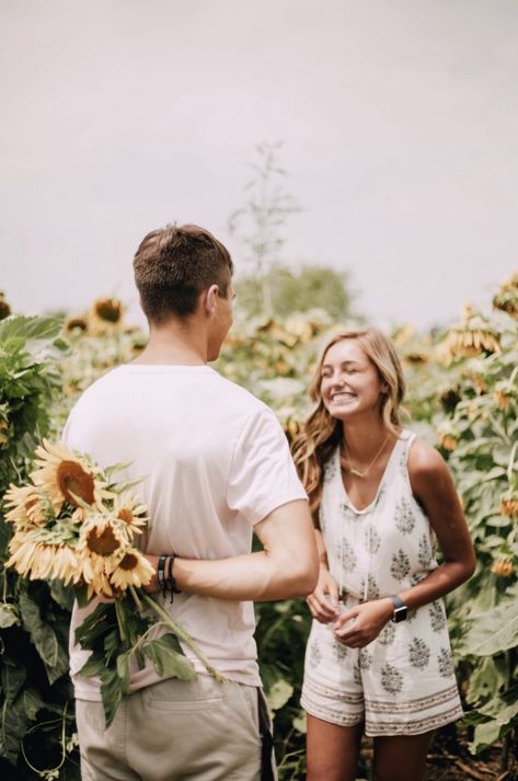 Sunflower Field Photography, Sunflower Field Pictures, Modern Nostalgia, Sunflower Photography, Sunflower Photo, Sunflower Pictures, Engagement Pictures Poses, Anniversary Photoshoot, Ho Oponopono