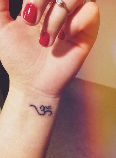 Ohm Om Wrist Tattoo, Om Tattoo Designs, Ohm Tattoo, Simbols Tattoo, Om Tattoo Design, Om Tattoo, Om Symbol, Small Tattoos For Guys, Tattoo Trends