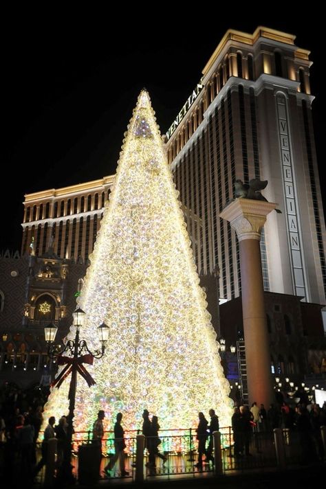 Nevada, Las Vegas Christmas Tree The Palazzo Las Vegas, Vegas Christmas, Christmas In La, Las Vegas Christmas, Christmas In America, Venetian Las Vegas, Venetian Hotel, Vegas Travel, Usa Christmas