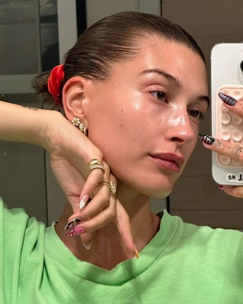 Weleda Skin Food, Date Night Makeup, Skincare Inspiration, Skin Secrets, Salon Services, Skin Routine, Skin Food, Hailey Baldwin, Hailey Bieber