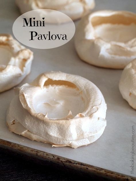 Pavlova Dessert, Mini Pavlova, Meringue Desserts, Pavlova Recipe, Elegant Desserts, Special Desserts, Gluten Free Sweets, Köstliche Desserts, Eat Dessert